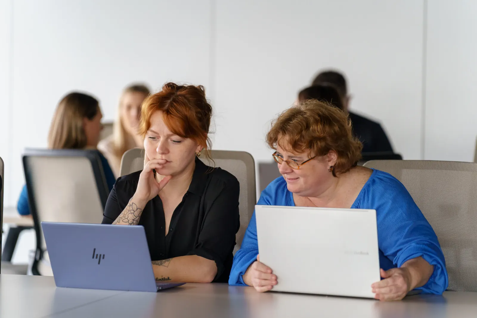 Recruiterka pracuje se sourcingem kandidátů na notebooku