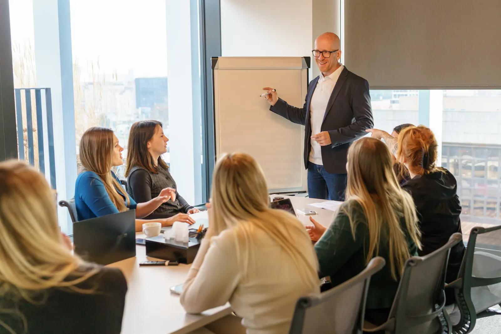 Zkušený konzultant Human Capital v kanceláři – vede Academy pro firemní nábory
